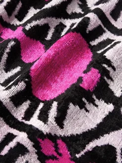 Cojines Decorativos|Mantas></noscript>Les Ottomans Funda de cojín de terciopelo con estampado abstracto Velvety Rosa, negro, blanco