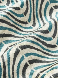 Cojines Decorativos|Mantas></noscript>Westwing Collection Funda de cojín de viscosa estampada en tejido jacquard Hayden Azul petróleo con rayas finas