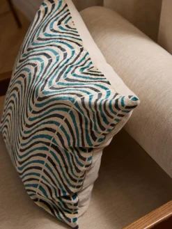 Cojines Decorativos|Mantas></noscript>Westwing Collection Funda de cojín de viscosa estampada en tejido jacquard Hayden Azul petróleo con rayas finas