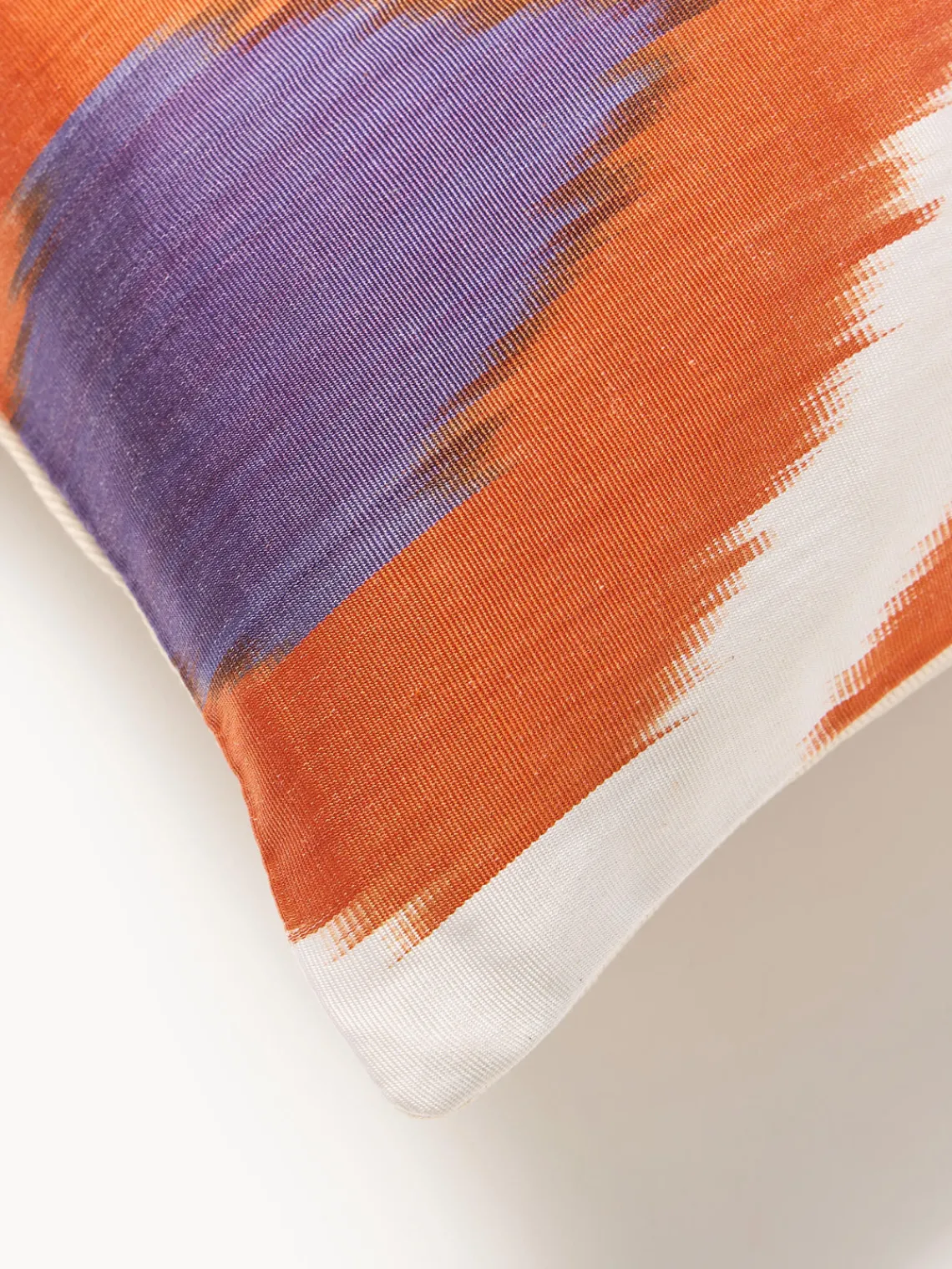 Cojines Decorativos|Mantas>Les Ottomans Funda de cojín decorativo de seda con estampado abstracto Silky Naranja, lila, blanco