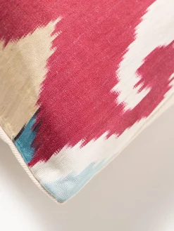 Cojines Decorativos|Mantas></noscript>Les Ottomans Funda de cojín decorativo de seda con estampado abstracto Silky Rojo, tonos azules, blanco