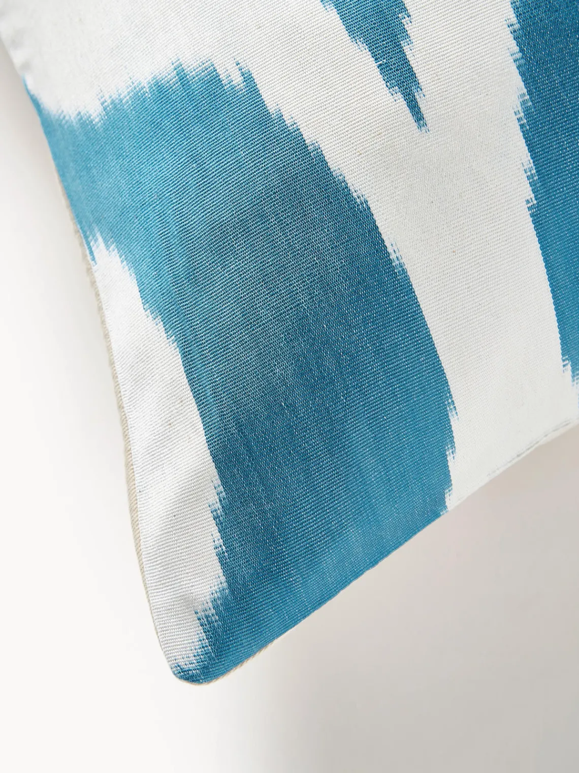 Mantas|Cojines Decorativos>Les Ottomans Funda de cojín decorativo de seda con estampado abstracto Silky Azul, beige claro