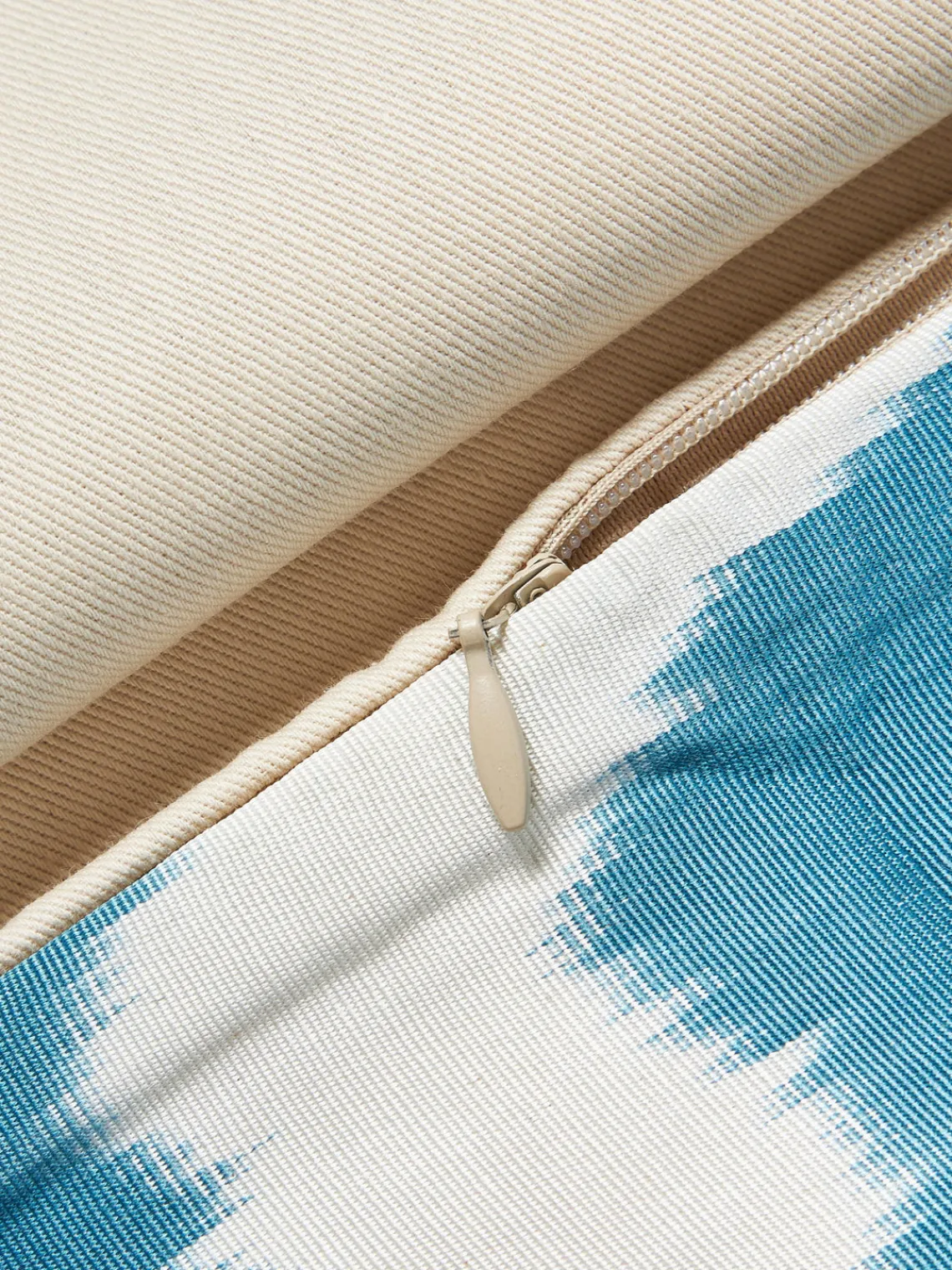 Mantas|Cojines Decorativos>Les Ottomans Funda de cojín decorativo de seda con estampado abstracto Silky Azul, beige claro