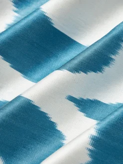 Mantas|Cojines Decorativos></noscript>Les Ottomans Funda de cojín decorativo de seda con estampado abstracto Silky Azul, beige claro