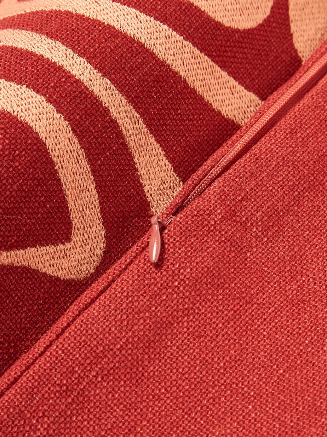 Mantas|Cojines De Exterior>Westwing Collection Funda de cojín para exterior con estampado de ondas bordadas Shanti Rojo, melocotón