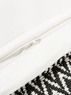 Cojines De Exterior|Cojines Decorativos></noscript>Westwing Collection Funda de cojín para exterior con tejido artesanal y flecos Suria Negro, Off White