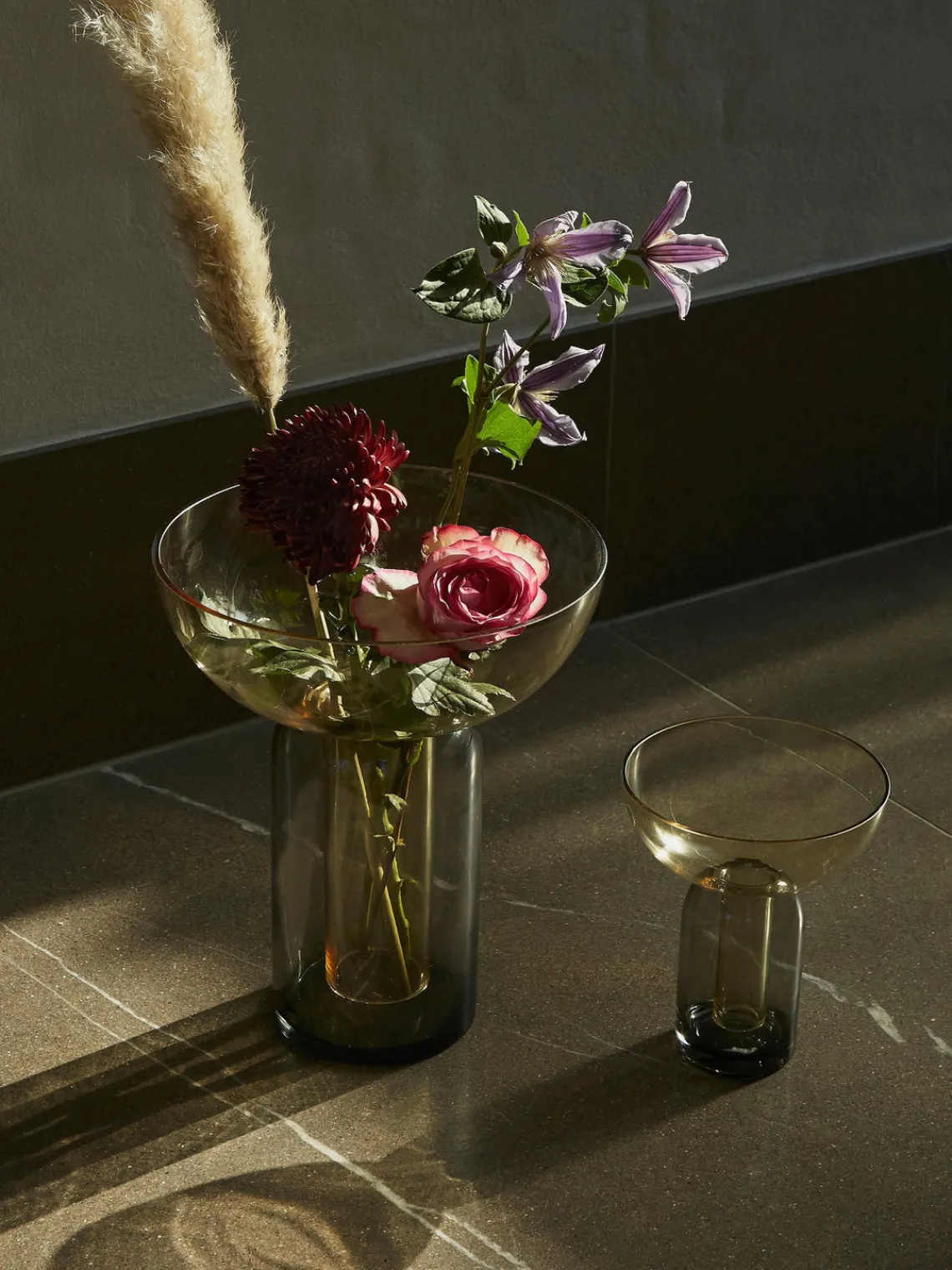 Jarrones|Jarrones>AYTM Jarrón de vidrio soplado Torus, 20 cm Gris oscuro, verde oscuro, transparente