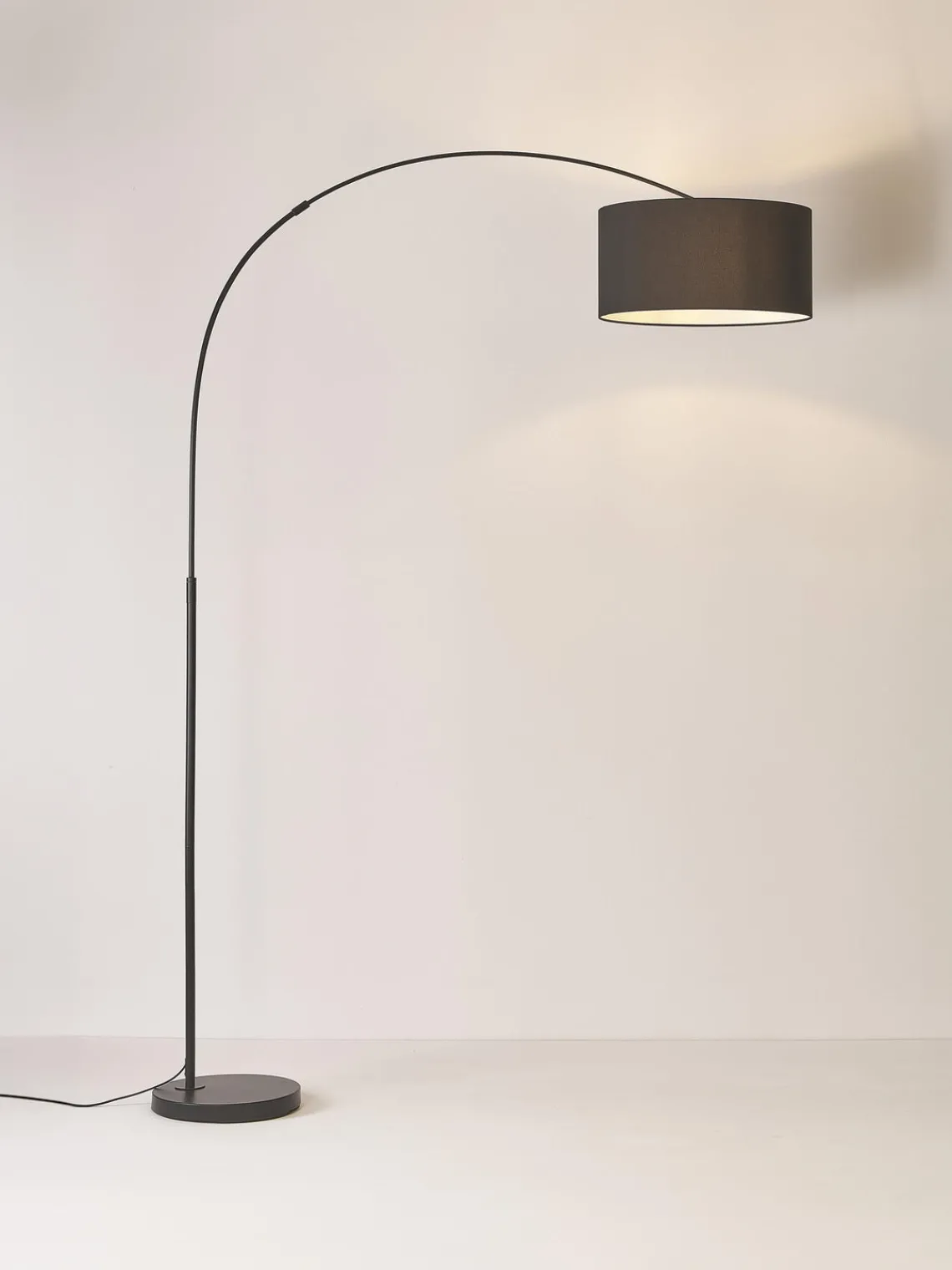 Outlet Lámpara arco grande Niels Lámparas De Pie|Lámparas De Techo