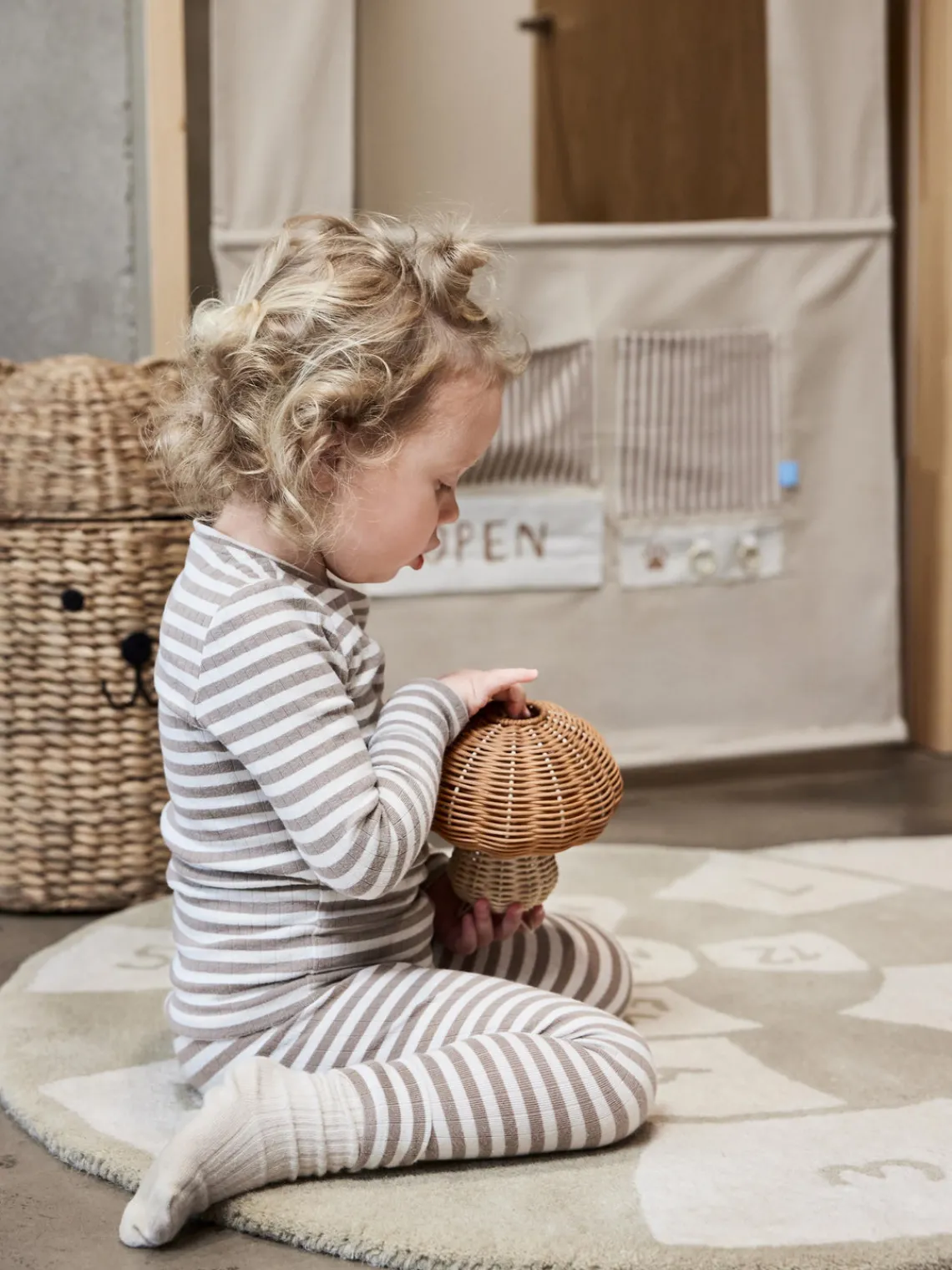 Decoración Infantil|Lámparas Infantiles>Oyoy Living Design Lámpara de mesa artesanal de ratán Mushroom, pórtatil