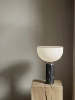 Lámparas De Mesa|Lámparas De Techo></noscript>New Works Lámpara de mesa de mármol Kizu, tamaños diferentes Blanco, mármol negro