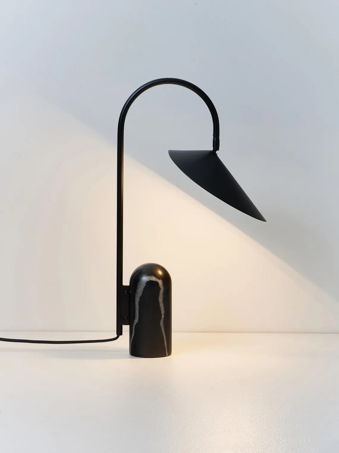 Lámparas De Mesa|Lámparas De Techo>Ferm Living Lámpara de mesa grande ajustable con base de mármol Arum Mármol negro