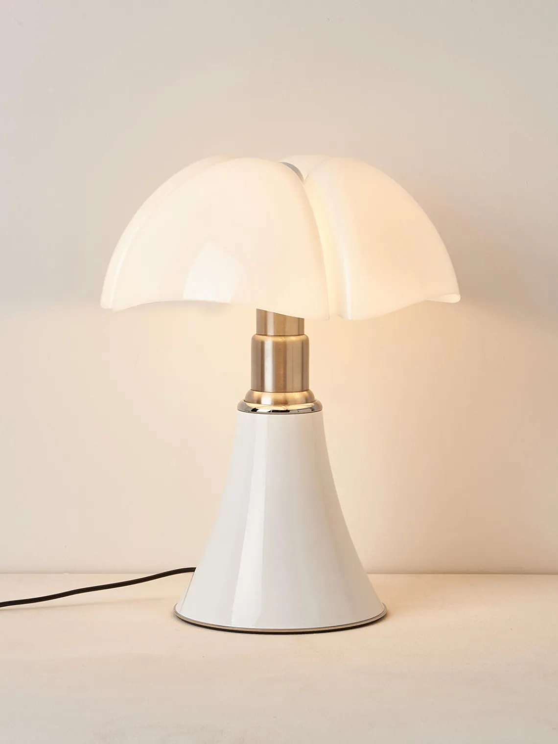 Hot Lámpara de mesa grande LED regulable Pipistrello, altura ajustable Lámparas De Mesa|Lámparas De Techo