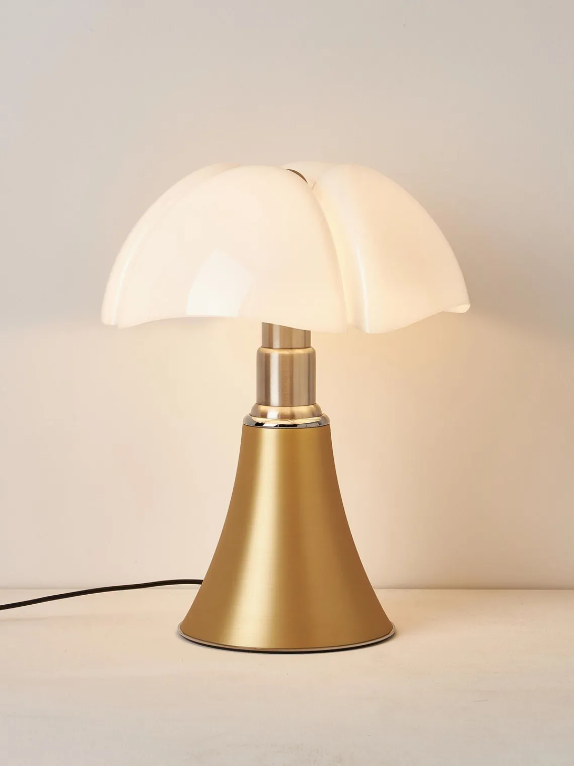 New Lámpara de mesa grande LED regulable Pipistrello, altura ajustable Lámparas De Mesa|Lámparas De Mesita De Noche