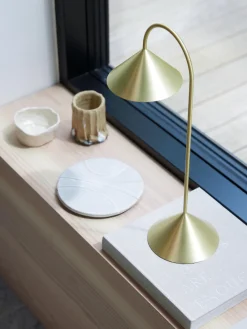 Lámparas De Mesa De Exterior|Lámparas De Mesa></noscript>Frandsen Lámpara de mesa LED para exterior regulable Grasp, pórtatil Dorado cepillado