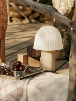 Decoración Infantil|Lámparas Infantiles></noscript>Ferm Living Kids Lámpara de mesa LED pequeña regulable Frill, portátil Beige, blanco