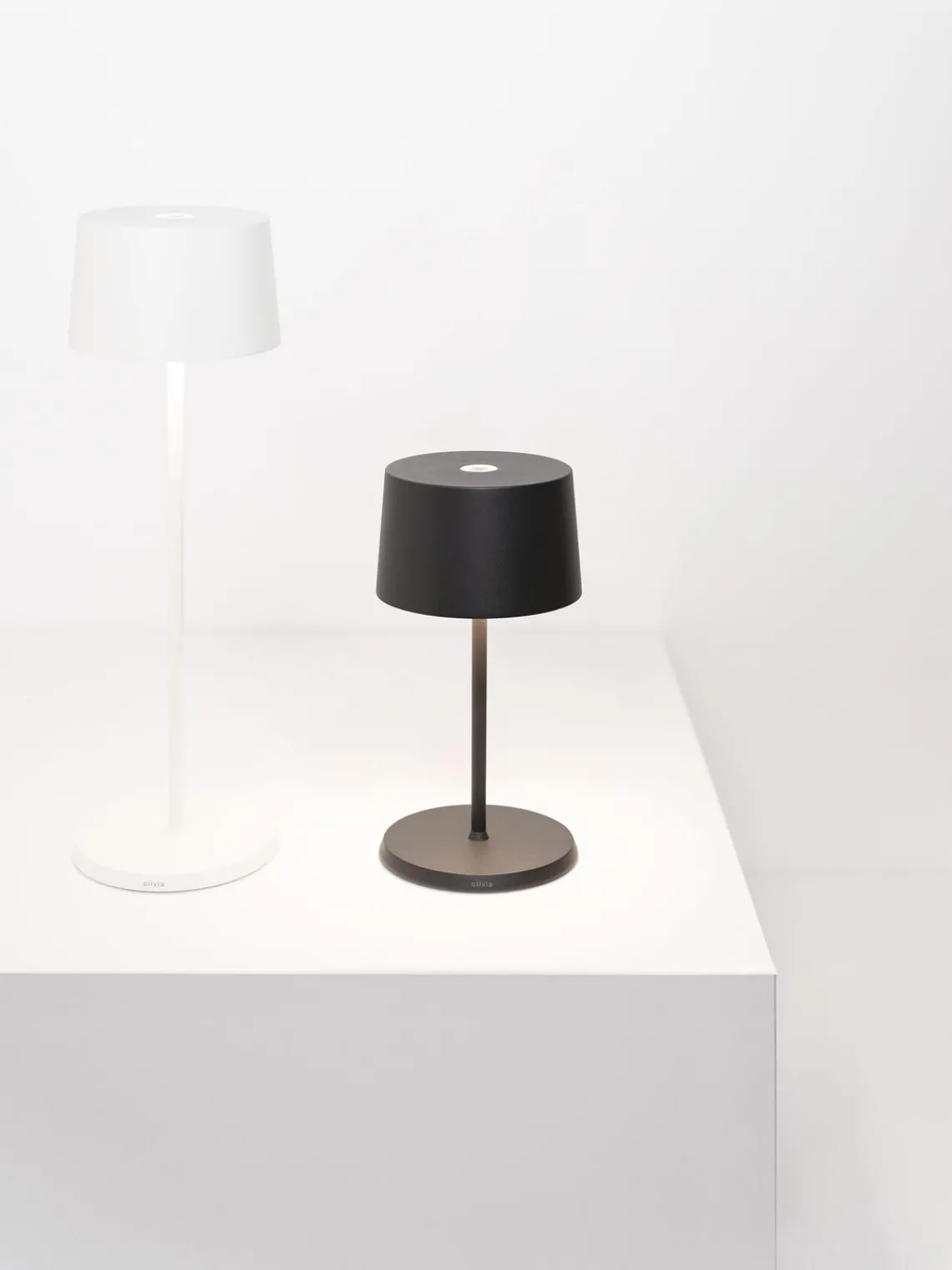 Lámparas De Mesa De Exterior|Lámparas De Techo>Zafferano Lámpara de mesa pequeña LED regulable Olivia Pro, portátil Gris oscuro