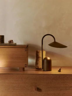 Lámparas De Mesa|Lámparas De Techo>Ferm Living Lámpara de mesa pequeña LED regulable Arum, portátil Marrón oscuro