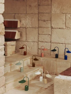 Lámparas De Mesa|Lámparas De Techo></noscript>Ferm Living Lámpara de mesa pequeña LED regulable Arum, portátil Marrón oscuro