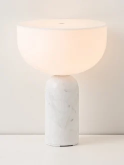 Lámparas De Mesa|Lámparas De Techo></noscript>New Works Lámpara de mesa pequeña móvil de mármol Kizu, regulable Blanco, mármol blanco