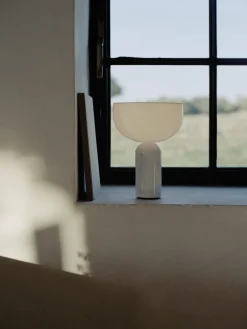 Lámparas De Mesa|Lámparas De Techo></noscript>New Works Lámpara de mesa pequeña móvil de mármol Kizu, regulable Blanco, mármol blanco