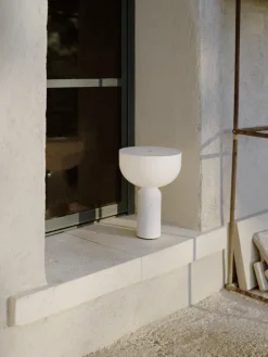 Lámparas De Mesa|Lámparas De Techo></noscript>New Works Lámpara de mesa pequeña móvil de mármol Kizu, regulable Blanco, mármol blanco