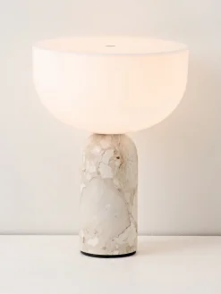Lámparas De Mesa|Lámparas De Techo></noscript>New Works Lámpara de mesa pequeña móvil de mármol Kizu, regulable Mármol blanco y beige claro