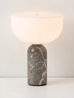 Lámparas De Mesa|Lámparas De Techo></noscript>New Works Lámpara de mesa pequeña móvil de mármol Kizu, regulable Mármol blanco, taupe