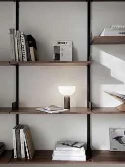 Lámparas De Mesa|Lámparas De Techo></noscript>New Works Lámpara de mesa pequeña móvil de mármol Kizu, regulable Mármol blanco, taupe