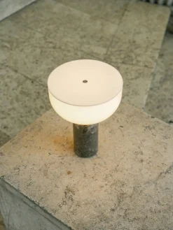 Lámparas De Mesa|Lámparas De Techo></noscript>New Works Lámpara de mesa pequeña móvil de mármol Kizu, regulable Mármol blanco, taupe