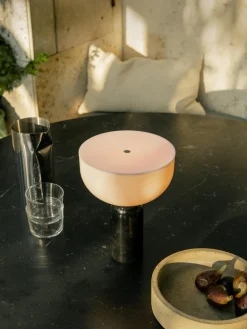 Lámparas De Mesa|Lámparas De Techo></noscript>New Works Lámpara de mesa pequeña móvil de mármol Kizu, regulable Blanco, mármol negro