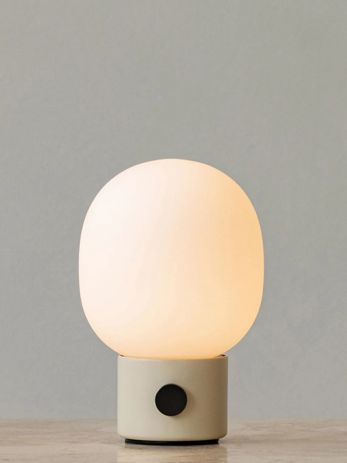 Lámparas De Mesa|Lámparas De Techo>Audo Copenhagen Lámpara de mesa pequeña regulable con puerto USB JWDA Blanco, beige