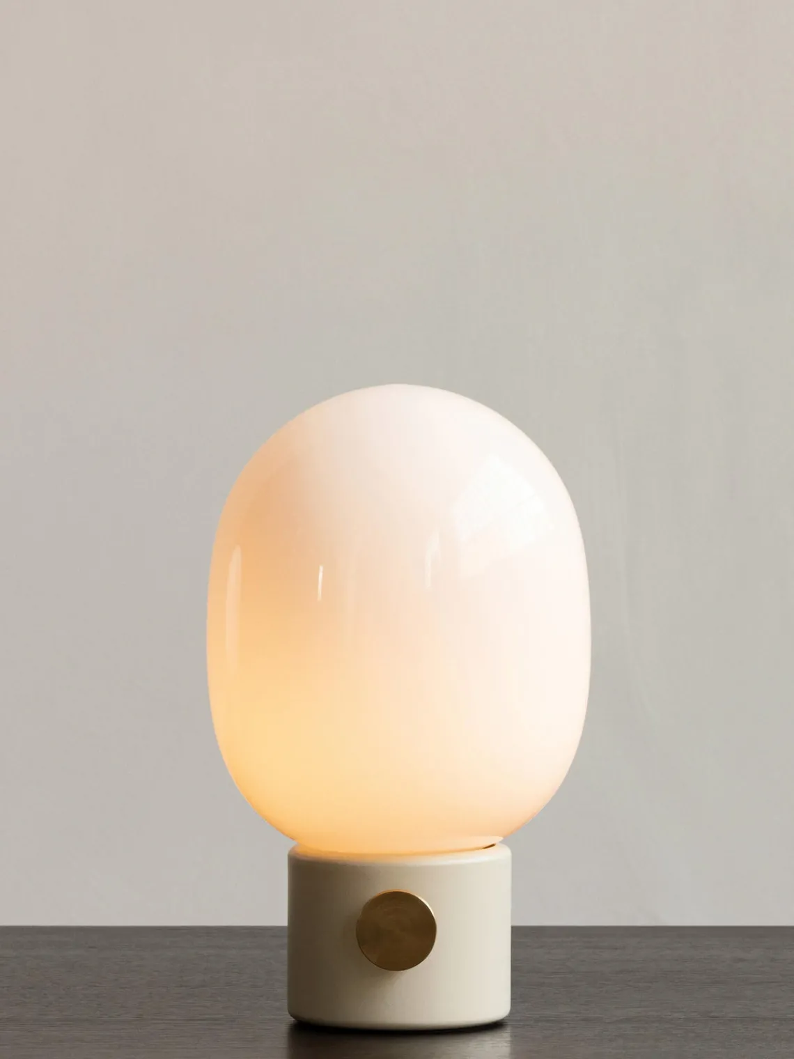 Lámparas De Mesa|Lámparas De Techo>Audo Copenhagen Lámpara de mesa pequeña regulable JWDA, 29 cm Blanco, beige claro, dorado