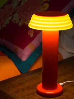 Lámparas De Mesa|Lámparas De Techo></noscript>Sowden Lámpara de mesa pequeña regulable LED PL1, portátil Rojo, amarillo claro