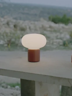 Lámparas De Mesa|Lámparas De Techo></noscript>New Works Lámpara de mesa pequeña regulable Karl-Johan, portátil Blanco, rojo óxido