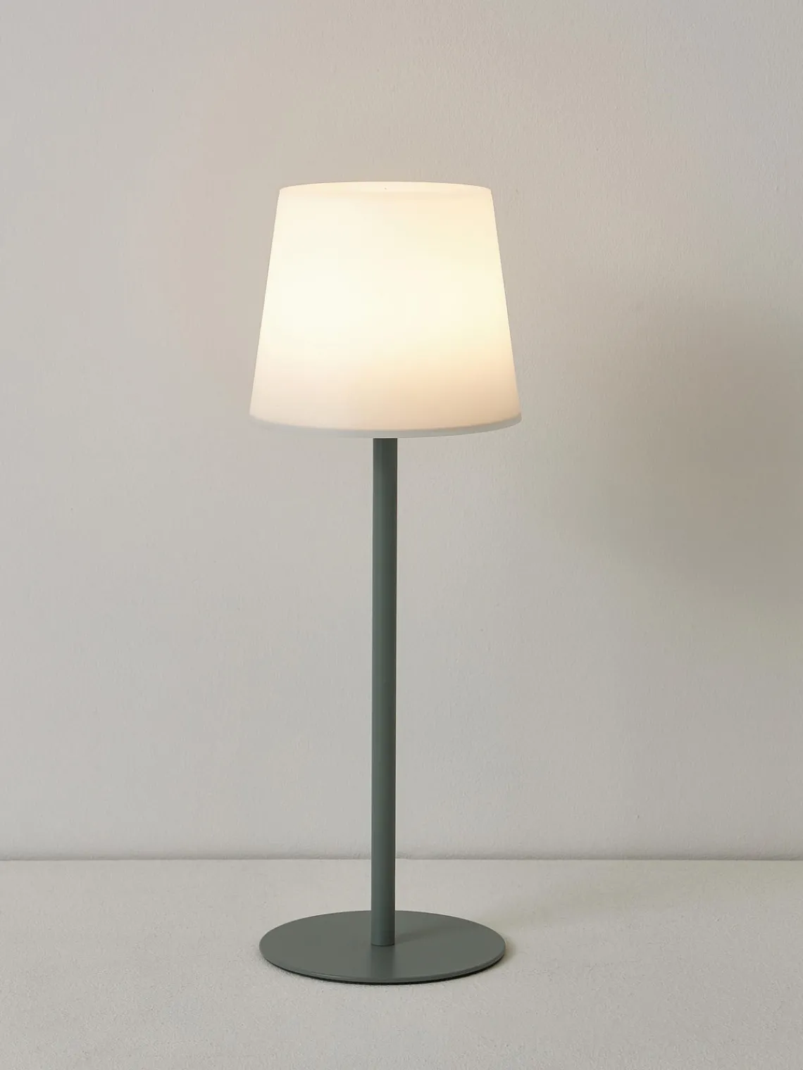 Lámparas De Mesa De Exterior|Lámparas De Techo>Westwing Collection Lámpara de mesa regulable con conexión USB Fausta Verde salvia, blanco