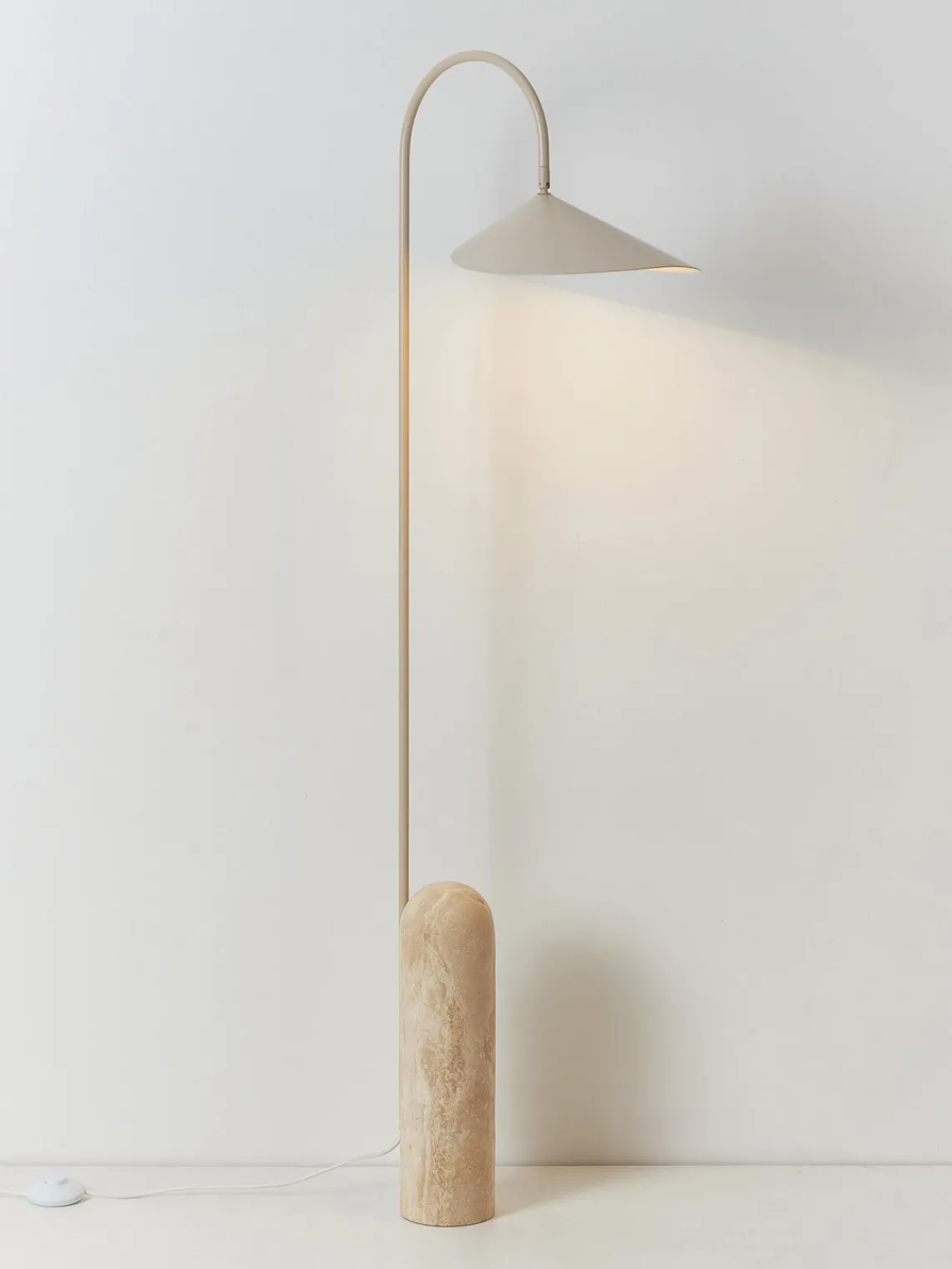 Lámparas De Pie|Lámparas De Techo>Ferm Living Lámpara de pie ajustable con base de travertino Arum Blanco Off White, travertino beige claro