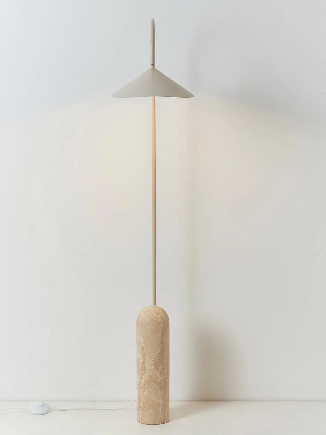 Lámparas De Pie|Lámparas De Techo>Ferm Living Lámpara de pie ajustable con base de travertino Arum Blanco Off White, travertino beige claro