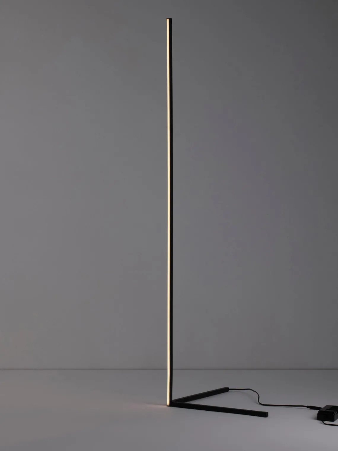 Outlet Lámpara de pie LED V-line Lámparas De Pie|Lámparas De Techo