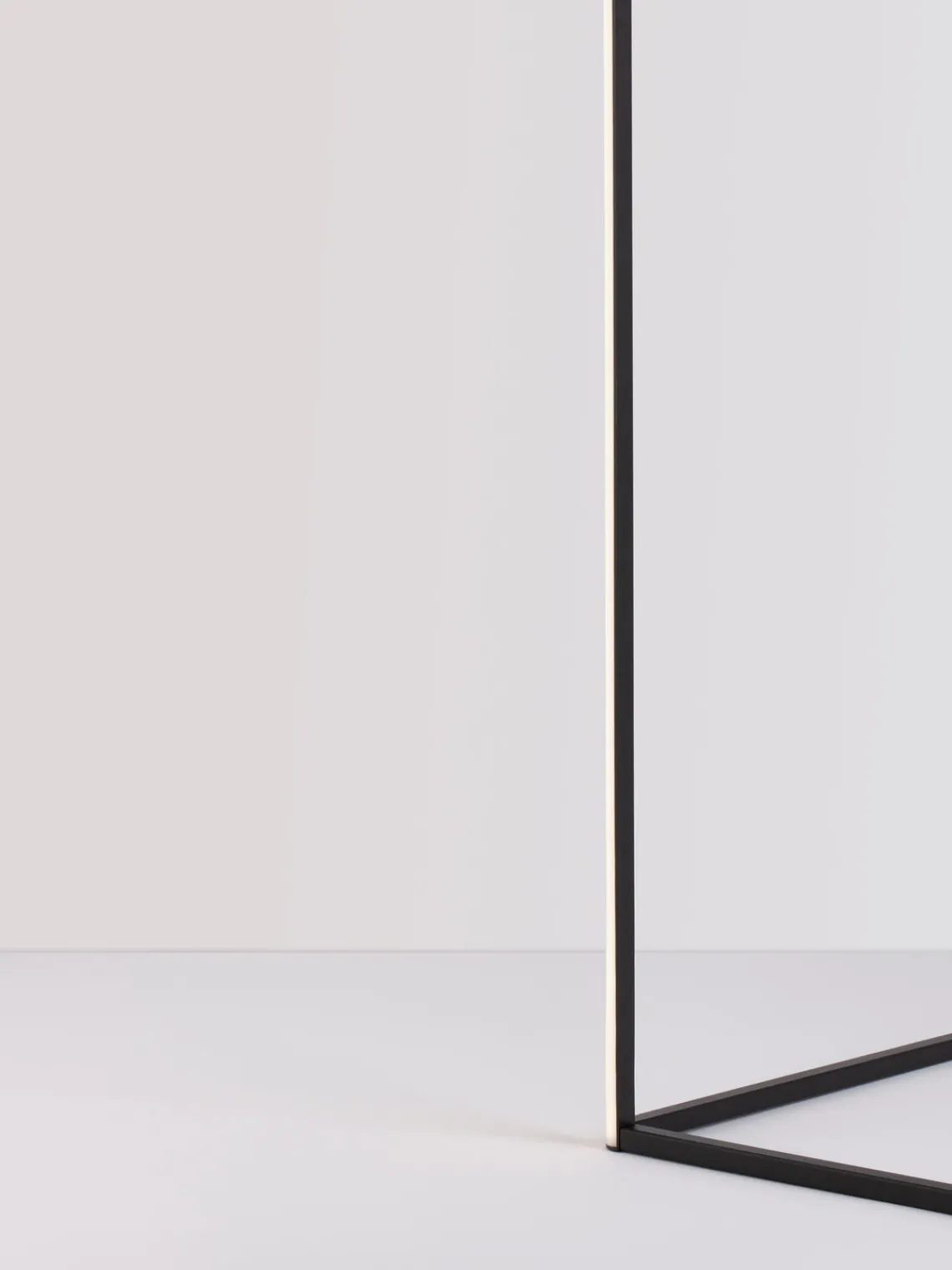 Outlet Lámpara de pie LED V-line Lámparas De Pie|Lámparas De Techo