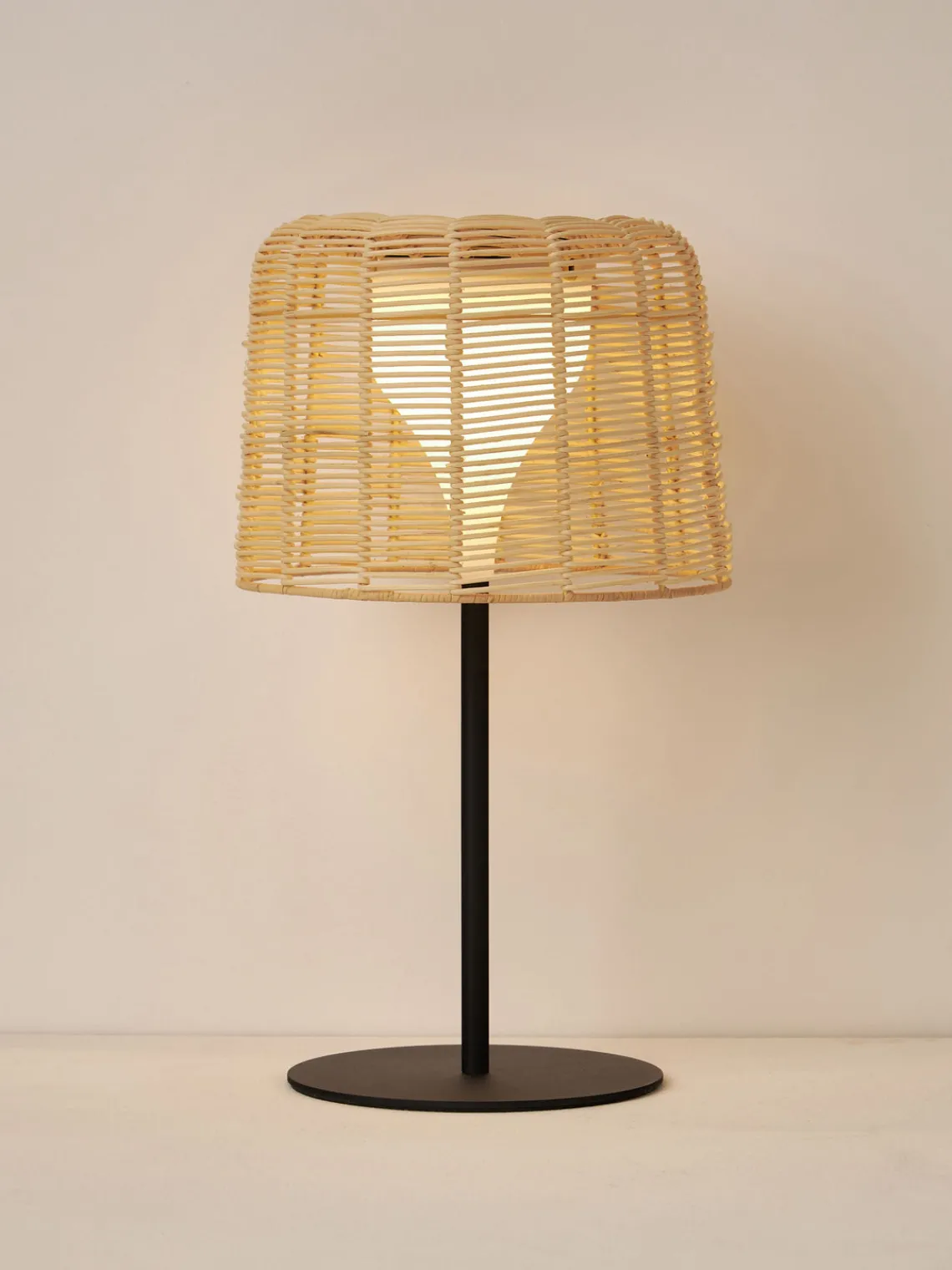 New Lámpara LED solar para interior/exterior con pantalla de ratán Kyra Lámparas De Mesa De Exterior|Lámparas De Techo