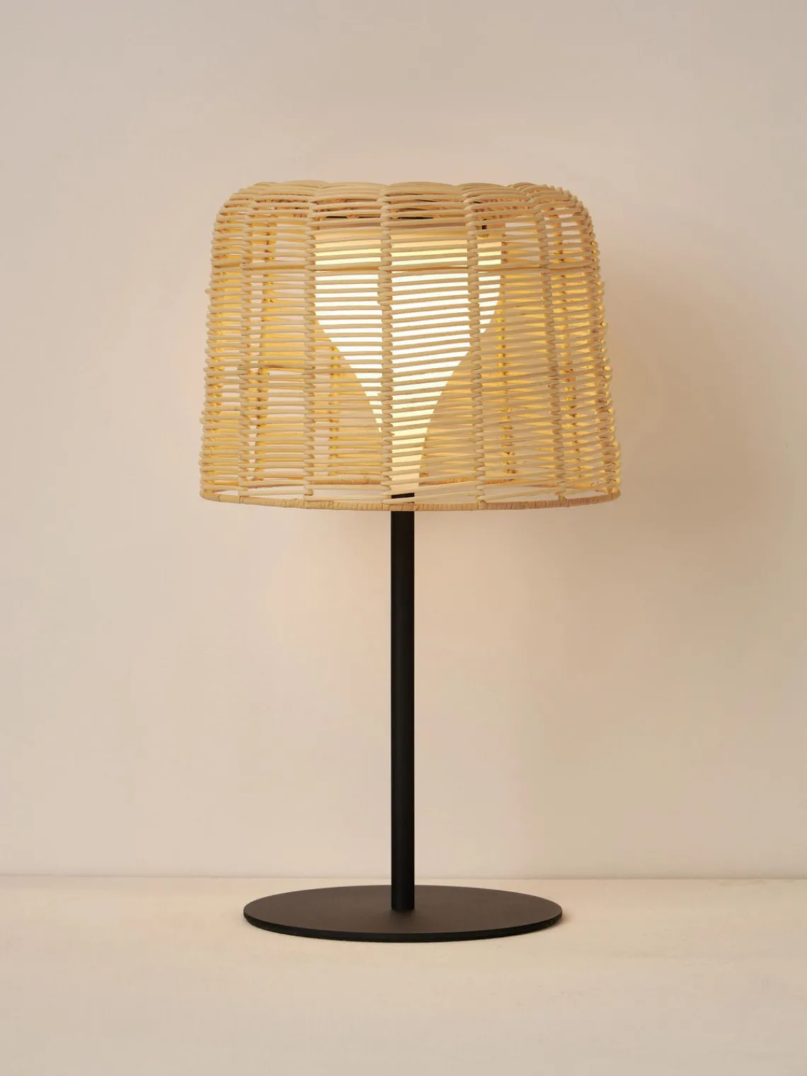 New Lámpara LED solar para interior/exterior con pantalla de ratán Kyra Lámparas De Mesa De Exterior|Lámparas De Techo