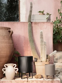 Maceteros|Jarrones>Ferm Living Maceta con superficie estriada Bau, 38 cm Negro