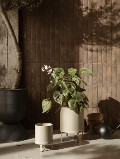 Maceteros|Jarrones>Ferm Living Maceta con superficie estriada Bau, 24 cm Beige claro