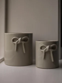 Maceteros|Jarrones>DBKD Macetero de cerámica Bow, 14 cm Beige claro brillante