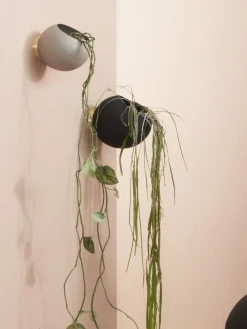 Maceteros|Jarrones>AYTM Macetero de metal de pared Globe Negro