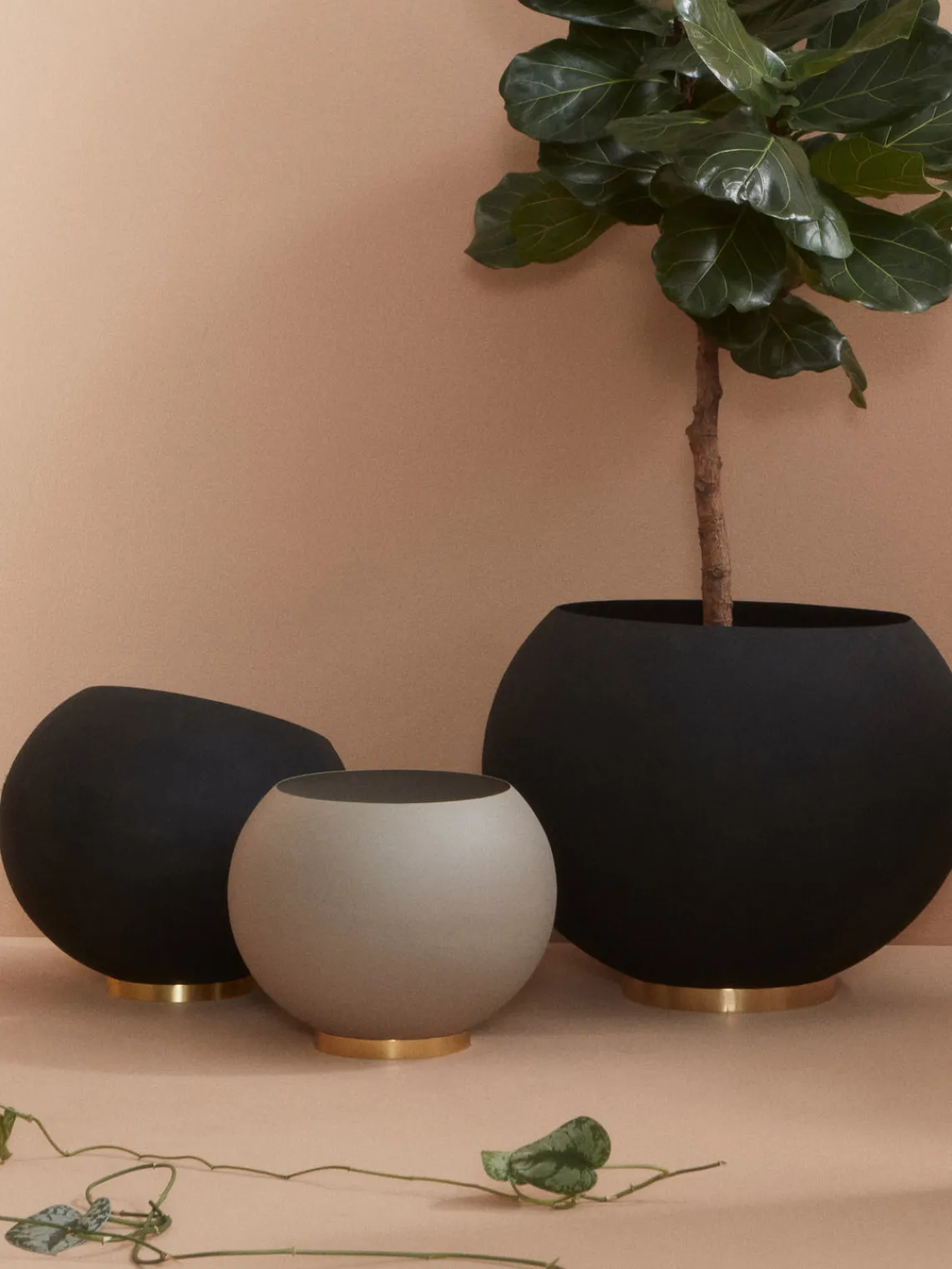 Maceteros|Jarrones>AYTM Macetero de metal Globe Negro