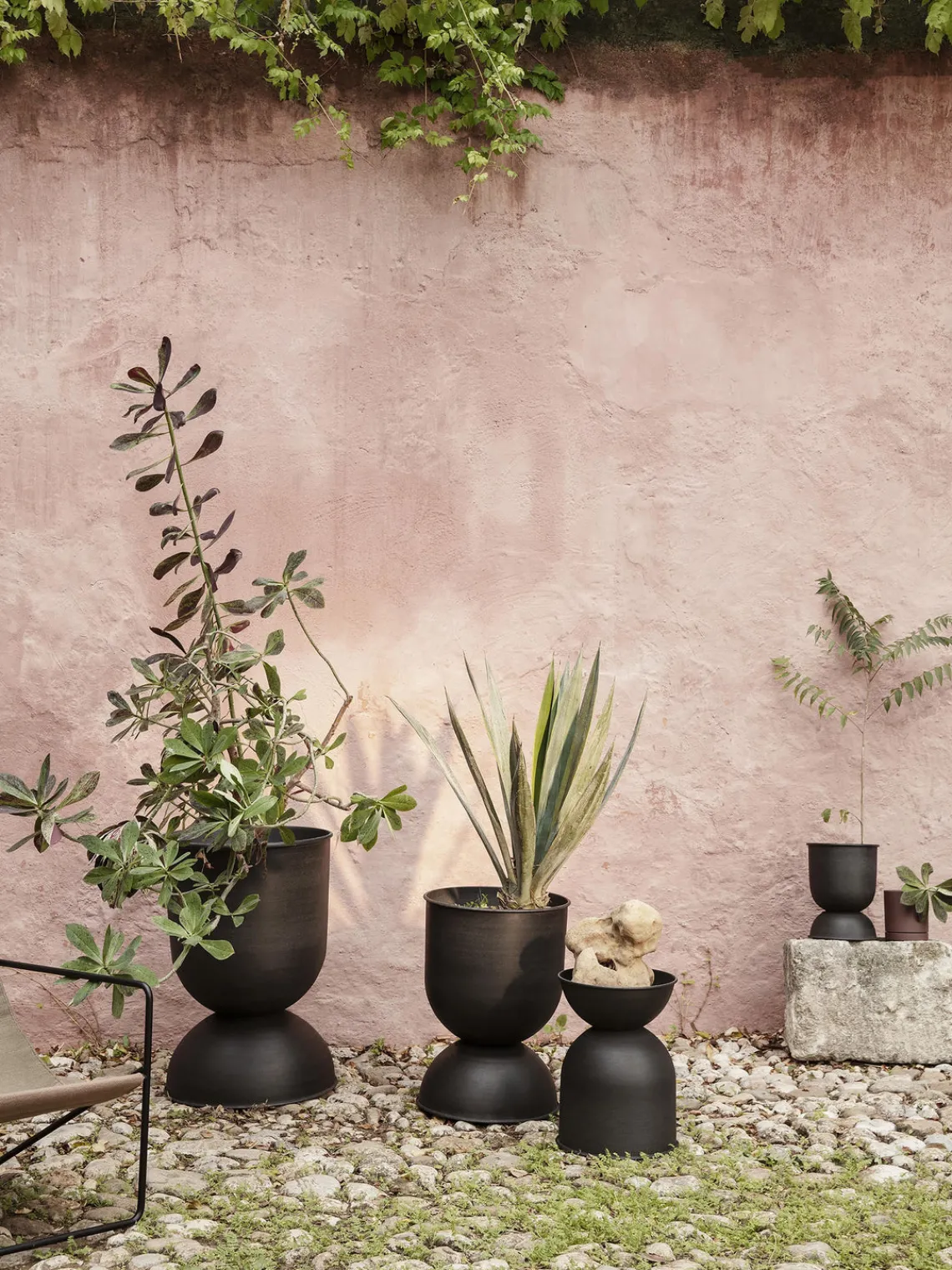 Maceteros|Jarrones>Ferm Living Macetero Hourglass, 43 cm Negro mate