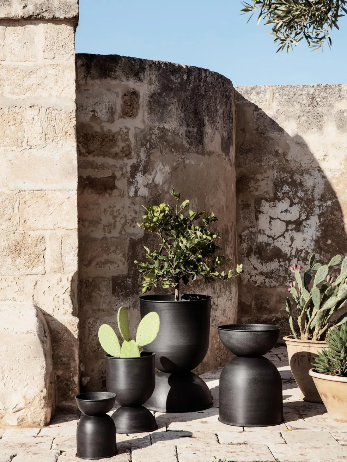 Maceteros|Maceteros De Exterior>Ferm Living Macetero Hourglass, 30 cm Negro mate