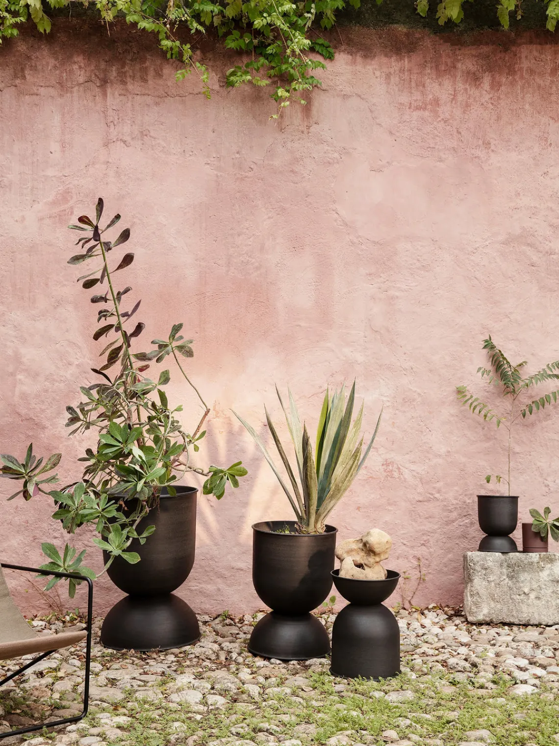 Maceteros|Maceteros De Exterior>Ferm Living Macetero Hourglass, 30 cm Negro mate