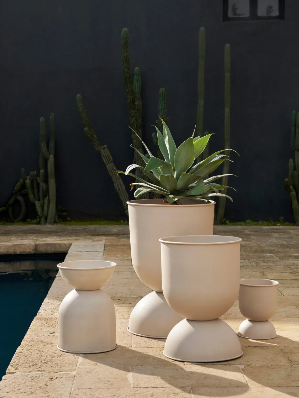 Maceteros|Jarrones>Ferm Living Macetero Hourglass, 73 cm Beige claro mate